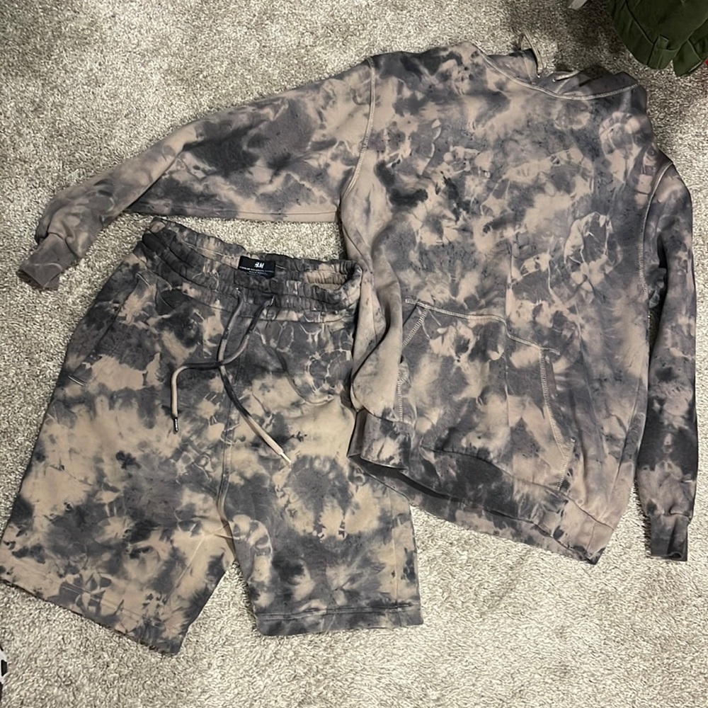 Matching sweatshirt and shorts H&M. Tie-dye.